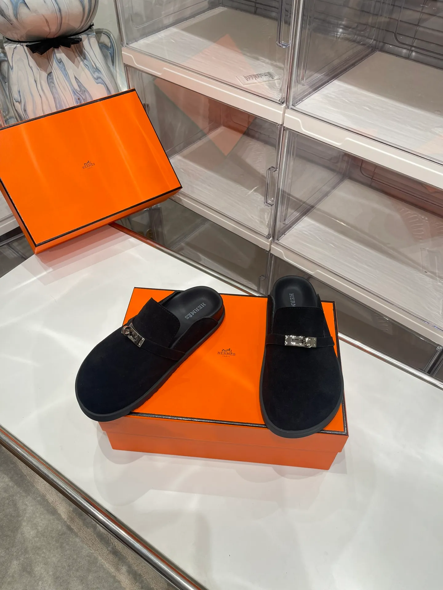 [H Family Hermès] P: 540💰 Size: Male 39-44 (45 46 customized) Female 35-40 (41 42 customized) HERMES Hermès latest kelly buckle couple style Birkenstock slippers, classic family language design! It looks good no matter how you match it! Casual and high-end feeling, the comfort is also great, paired with a variety of colorful socks, it gives a trendy and high-end feel ●Upper: imported cow suede ●Inner: imported sheepskin ●Foot pads: imported mixed sheepskin ●Outsole: Tpu non-slip and wear-resistant outsole